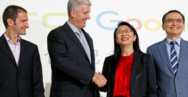 El responsable de la división de hardware de Google, Rick Osterloh, y la presidenta de HTC, Cher Wang. /REUTERS