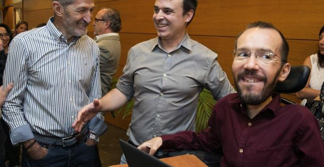 El secretario de Organización de Podemos, Pablo Echenique (d) y el ex-Jemad Julio Rodríguez (i) conversan con integrantes de su Grupo Parlamentario en las Cortes de Aragón, en Zaragoza. /EFE