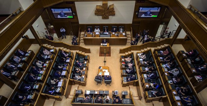 El lehendakari, Iñigo Urkullu, interviene en el pleno de Política General en el Parlamento Vasco. EFE/David Aguilar