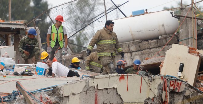 Equipos de rescate buscan supervivientes del terremoto en un colegio derrumbado en Ciudad de México. /REUTERS