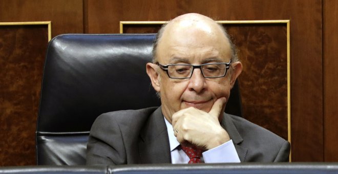 El ministro de Hacienda, Cristóbal Montoro, durante el pleno celebrado en el Congreso de los Diputados. EFE/Zipi