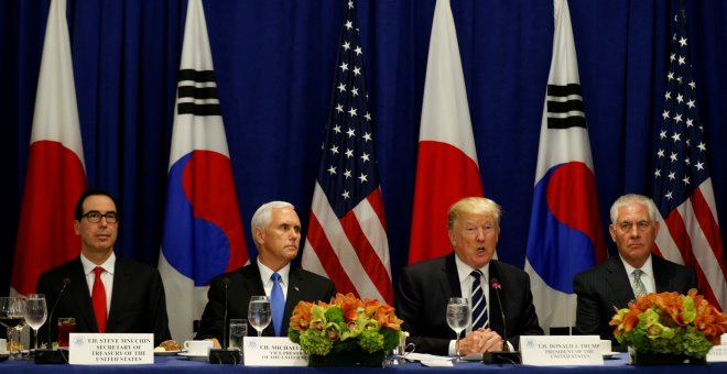 Desde la izquierda, el Secretario del Tesoro de los Estados Unidos, Steve Mnuchin, el Vicepresidente Mike Pence, el Presidente de los Estados Unidos Donald Trump y el Secretario de Estado Rex Tillerson, se reúnen con el Presidente de Corea del Sur Moon Ja