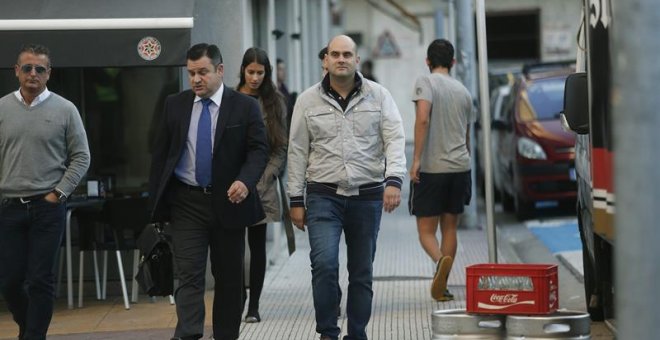 El guardia civil que causó la muerte de Javier Fernández, el exbatería de Los Piratas, a su llegada este viernes al Juzgado de Pontevedra donde comenzó el juicio por un delito de homicidio / EFE - Salvador Sas