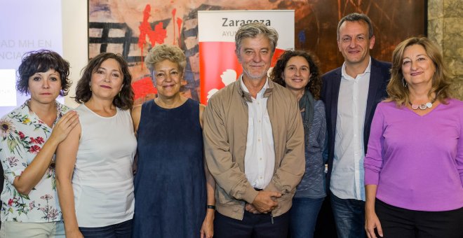 El alcalde de Zaragoza, Pedro Santisteve, y los concejales de Igualdad y de Cultura. Arantza Grazia y Fernando Rivarés, con las representantes de la asociación Clásicas y Populares