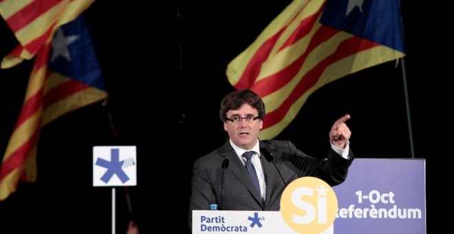 El presidente de la Generalitat Carles Puigdemont durante su intervención en el acto que el PDeCAT ha celebrado este viernes por la noche en Sant Cugat del Vallés, Barcelona. /EFE
