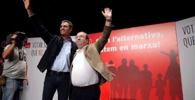El secretario general del PSOE, Pedro Sánchez (i) y el primer secretario del PSC, Miquel Iceta (d) , intervienen en el acto de inicio de curso político de los socialistas en Badalona. /EFE