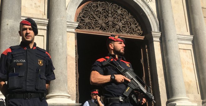 Los Mossos d'Esquadra custodian el Palau de la Generalitat./REUTERS