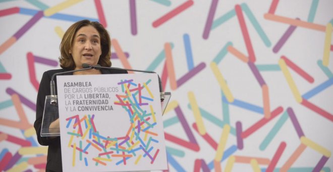 La alcaldesa de Barcelona, Ada Colau, interviene en la asamblea por el diálogo convocada por Unidos Podemos en Zaragoza.
