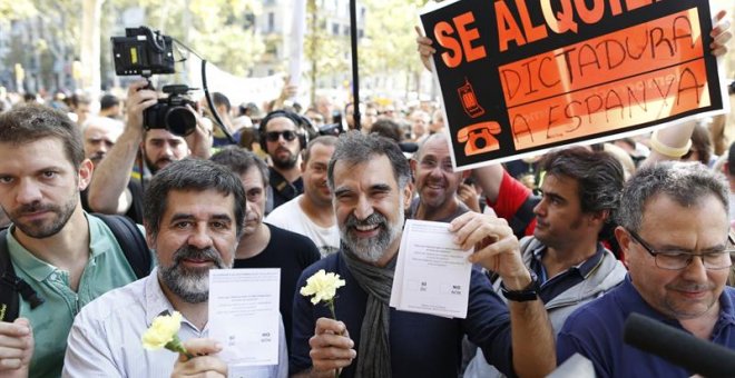 El presidente de la Asamblea Nacional Catalana (ANC), Jordi Sanchez (i), y el presidente de Òmnium Cultural, Jordi Cuixart (c), muestran papeletas del referendum. /EFE