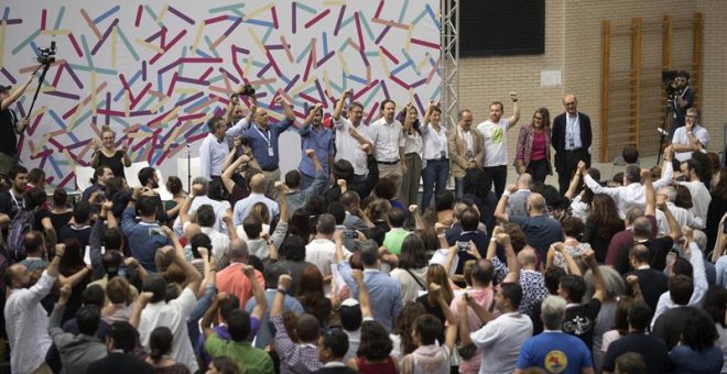 El líder rde Unidos Podemos Pablo Iglesias(c), durante la celebración Zaragoza de la asamblea extraordinaria de los cargos públicos y parlamentarios de la confederación, para defender un referéndum pactado en Cataluña previa apertura de nuevos cauces de d