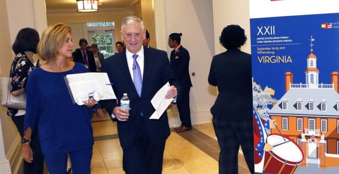 Fotografía facilitada por el Ministerio de Defensa español, de la ministra española de Defensa, María Dolores de Cospedal, y su homólogo estadounidense, el general James Mattis, que analizaron hoy las relaciones bilaterales en una reunión previa a la conf