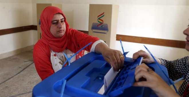 Una mujer kurda se dispone a votar en el referéndum de independencia del Kurdistán iraquí celebrado este lunes. / EFE