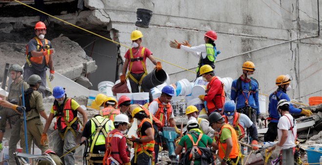 Equipos de rescate y voluntarios continúan la búsqueda de supervivientes. / REUTERS