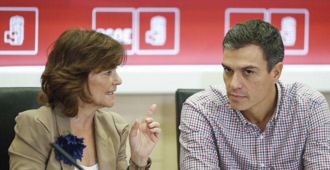 El secretario general del PSOE, Pedro Sánchez, conversa con la secretaria de Igualdad, Carmen Calvo, durante la reunión para la constitución del Consejo Asesor para las Políticas Igualdad. EFE/Emilio Naranjo