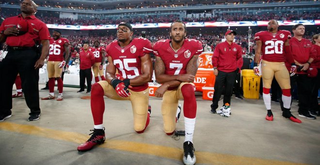 Figuras del deporte, de rodillas contra la violencia racista y las críticas de Trump.