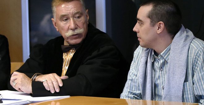 El presunto descuartizador de Majadahonda, Bruno Hernández Vega, junto a su abogado Marcos García Montes en la Audiencia Nacional / EFE