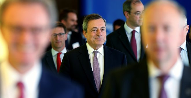 El presidente del BCE, Mario Draghi, a su llegada al Parlamento Europeo para comparecer ante la comisión de Asuntos Económicos y Monetarios. REUTERS/Francois Lenoir