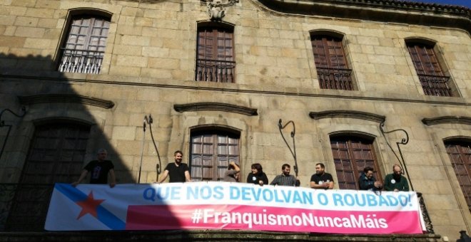 Miembros del BNG, con una pancarta en la casa familiar de los Franco en A Coruña.