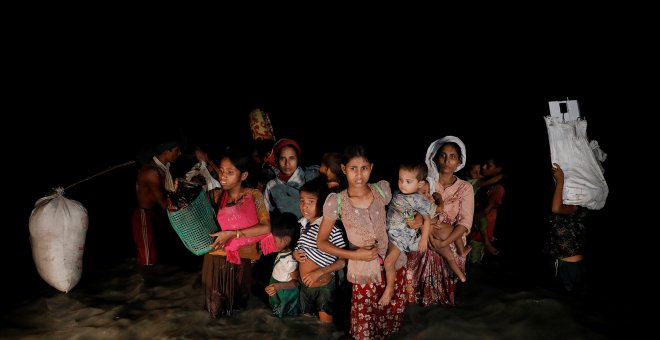 Mujeres y niños refugiados rohinyás llegan a la orilla de las costas de Bangladesh. / Reuters