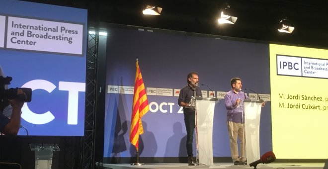 Jordi Cuixart, president d'Òmnium Cultural, i Jordi Sànchez, de l'ANC, en roda de premsa a l'IPBC instal·lat pel referèndum / Públic