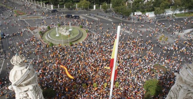 Vista aérea de la plaza de Cibeles con las personas que esta mañana se han concentrado contra el referéndum en Catalunya. /EFE