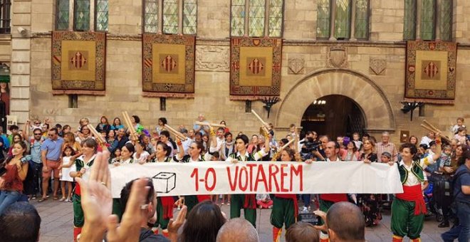 Familias y alumnos de la capital de Ponent organizan actividades en los colegios electorales durante todo el fin de semana para mantenerlos abiertos hasta el domingo