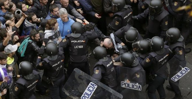 Carga policial para detener la votación en Barcelona | EFE