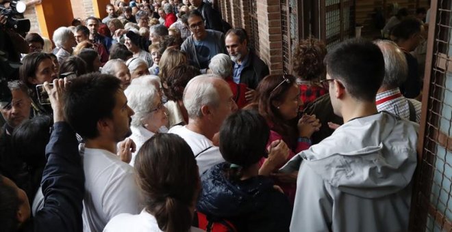 Colas de personas intentando votar en el centro cívico La Sedeta de Barcelona | EFE