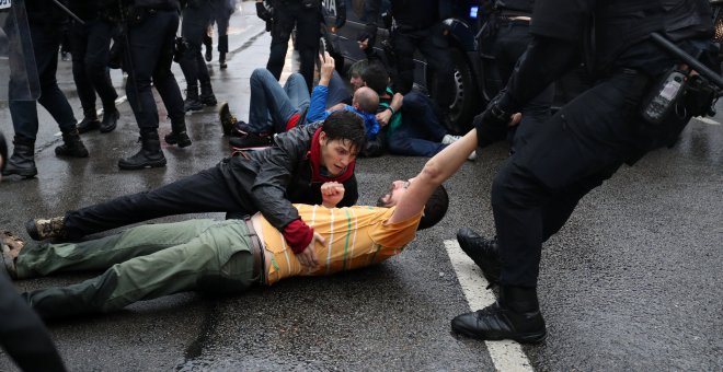 Carga policial en el colegio Ramón Llull de Barcelona./ REUTERS