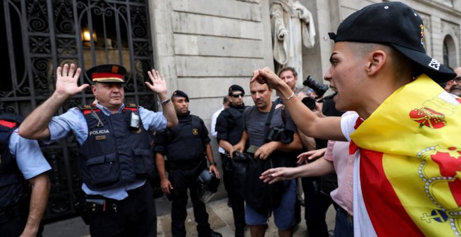 Un manifestante grita a un Mosso d'Esquadra frente al Ayuntamiento de Barcelona. REUTERS/Susana Vera