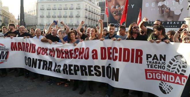 Cabecera de la concentración por el derecho a decidir que ha tenido lugar esta tarde de la madrileña Puerta del Sol. EFE/JJ Guillén