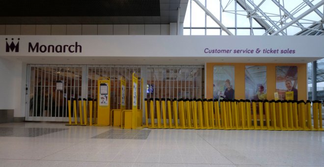 Las oficinas de atención al cliente de la aerolínea británica Monarch, cerradas en el aeropuertos de Manchester tras el anuncio de quiebra. REUTERS/Andrew Yates