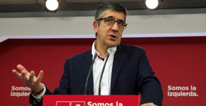 El secretario de Política Federal del PSOE, Patxi López, durante la rueda de prensa tras la reunión de la Comisión Permanente que se ha celebrado en la sede de la calle Ferraz, un día después del 1-O. EFE/Mariscal