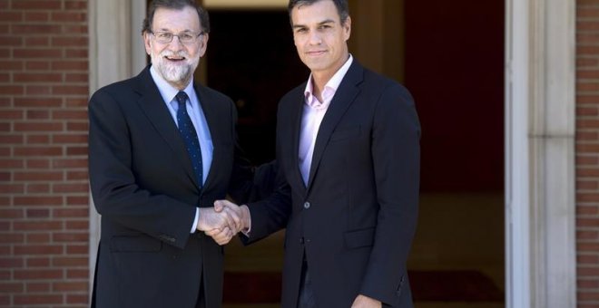 Rajoy y Sánchez se saludan en la escalinata de la Moncloa. | EFE
