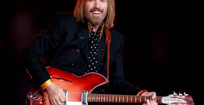 El cantante estadounidense Tom Petty durante su presentación en el medio tiempo del Super Bowl XLII en Arizona.- EFE
