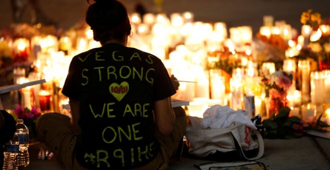 Una mujer, en la vigilia donde ocurrió la masacre de Las Vegas. REUTERS/Chris Wattie