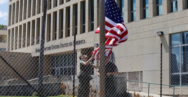 Marines estadounidenses levantan la bandera de Estados Unidos a media personal de la Embajada en La Habana / REUTERS