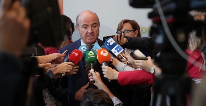 El ministro de Economía, Luis de Guindos, hace declaraciones a los medios de comunicación, tras su intervención en la inauguración del encuentro de emprendimiento e innovación South Summit. EFE/Zipi