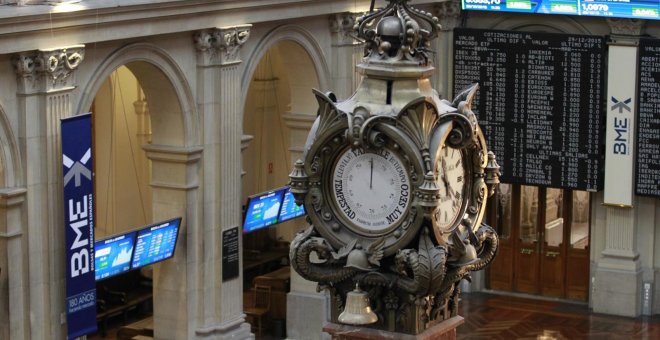 Vista del reloj del patio de negociación de la Bolsa de Madrid. E.P.