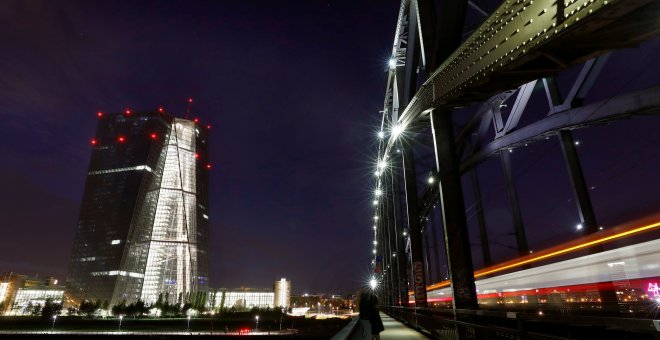 Vista nocturna del rascacielos iluminado de Fráncfort donde tiene su sede el BCE. REUTERS/Kai Pfaffenbach