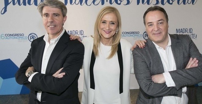 La presidenta de la Comunidad de Madrid, Cristina Cifuentes, entre el consejero de Presidencia, Ángel Garrido, y el exconsejero Jaime González Taboada. E.P.