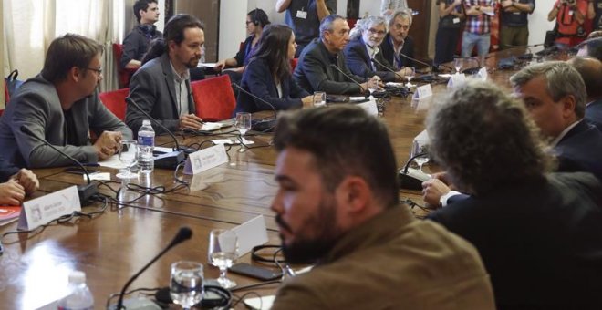 El secretario general de Podemos, Pablo Iglesias (2 izda), durante la reunión de una mesa de partidos con representantes de los grupos nacionalistas PDeCAT, ERC y PNV, celebrada esta mañana en el Congreso, para buscar vías de solución con Cataluña a la q