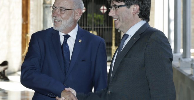 El presidente Carles Puigdemont con el fiscal general del Estado, José Manuel Maza, en un encuentro en el Palau de la Generalitat. EFE