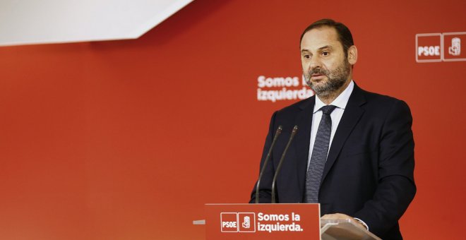 El secretario de Organización del PSOE, José Luis Ábalos, en una comparecencia en la sede socialista de Ferraz, para comentar las palabras del president de la Generalitat, Carles Puigdemont. EFE/J.P.Gan