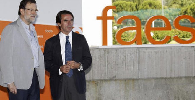 Mariano Rajoy junto a José María Aznar en la clausura de los cursos FAES. EFE/Archivo