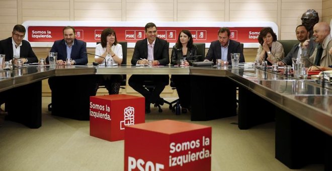 La Comisión Permanente del PSOE en la reunión que tuvo lugar en la sede de la calle Ferraz, un día después del 1-O - EFE/Mariscal