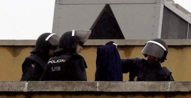 Agentes de policía en la azotea del CIE de Aluche tras una protesta de los internos.- EFE