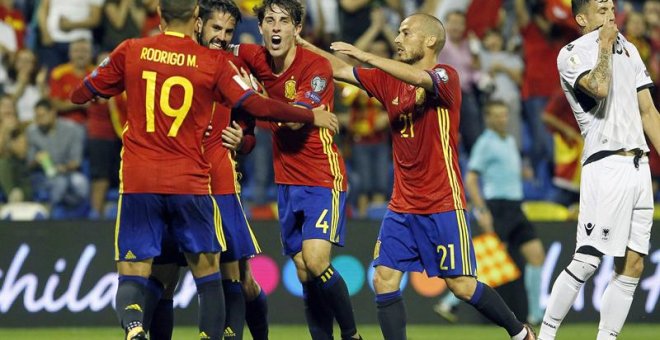 Isco celebra su gol con sus compañeros. EFE/Joaquín P. Reina