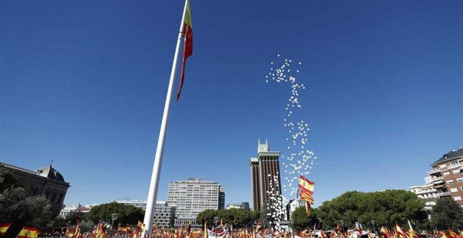Vista general de la concentración convocada por la Fundación para la Defensa de la Nación Española (Denaes), hoy en la Plaza de Colón. | JAVIER LIZÓN (EFE)