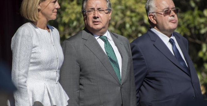 El ministro del Interior, Juan Ignacio Zoido,c., y el director general de la Guardia Civil, Juan Manuel Holgado,d., y la ministra de Defensa, Maria Dolores de Cospedal, en el acto central de la festividad de la patrona de la Guardia Civil,celebrado hoy en